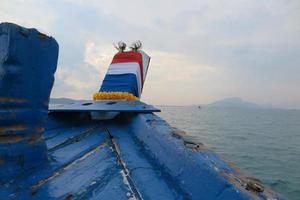 bateau en bois sur l'océan photo