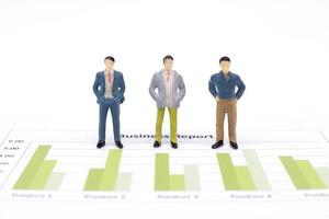 Figures miniatures hommes d'affaires debout sur un graphique graphique financier photo