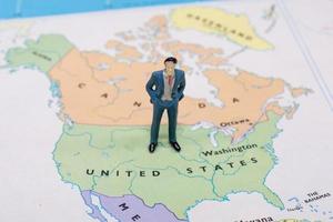 personnes miniatures, homme d'affaires debout sur la carte américaine photo
