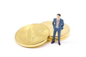 Toy businessman et bitcoin sur fond blanc photo