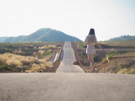 femme sur la route photo