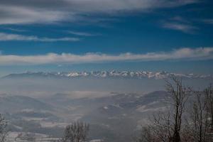 la chaîne de montagnes enneigée du monviso dans les langhe piémontaises près d'alba, en janvier 2022 photo