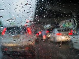 trafic en jour de pluie photo