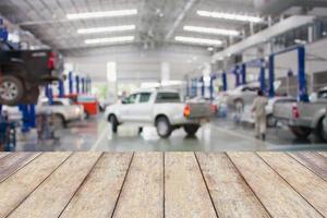 dessus de table en bois avec fond de garage flou photo