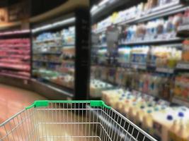 sélection de yaourts, de lait de soja et de lait sur les étagères d'un supermarché photo