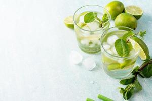 cocktail de caipirinha d'été frais sur fond bleu photo