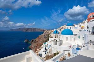 île de santorin, grèce. paysage d'été incroyablement romantique à santorin. village d'oia dans la lumière du matin. vue imprenable avec des maisons blanches. concept d'arrière-plan de l'île des amoureux, des vacances et des voyages photo