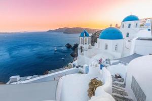 vue imprenable en soirée sur l'île de santorin. coucher de soleil printanier pittoresque sur la célèbre oia, grèce, europe. fond de concept de voyage. destination vacances d'été photo