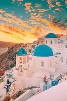 vue imprenable en soirée sur l'île de santorin. coucher de soleil printanier pittoresque sur la célèbre oia, grèce, europe. fond de concept de voyage. destination vacances d'été photo