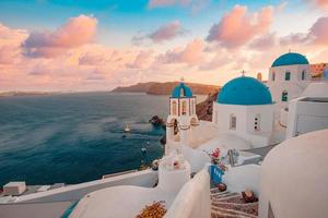 vue imprenable en soirée sur l'île de santorin. coucher de soleil printanier pittoresque sur la célèbre oia, grèce, europe. fond de concept de voyage. destination vacances d'été photo