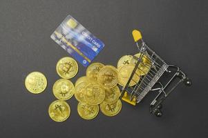 crypto-monnaie bitcoin la future pièce, l'extraction de bitcoin et la technologie concept de connexions réseau mondial photo