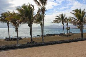 Plage de Lanzarote sur l'île espagnole des Canaries photo