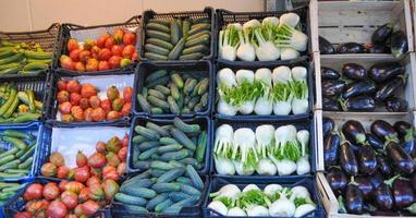 Légumes en caisse sur une étagère du marché photo