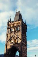 les célèbres tours du pont charles à prague. photo