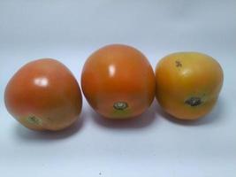 isolat de tomate sur fond blanc. vue de dessus de tomates, vue de côté. photo