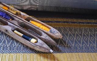 bobines de tissage utilisées avec de petits métiers à tisser en bois pour le tissage dans les ménages ruraux thaïlandais.
