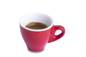 café noir frais dans une tasse rouge isolé sur fond blanc. photo
