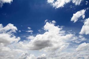 ciel bleu avec des nuages blancs. photo