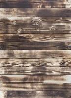 le plancher en bois avec des traces de brûlure fait un fond et une texture abstraits noirs. photo