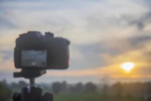 appareil photo numérique flou prenant des photos de la nature le matin.