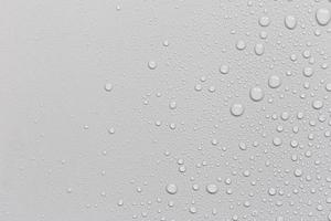 gouttelettes d'eau sur fond gris photo