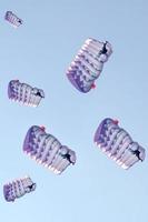 De nombreux parachutes sur un fond de ciel bleu photo