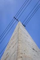 concept de poteau en béton pour le câblage électrique. photo