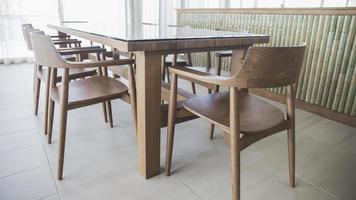 table en bois dans la salle à manger.