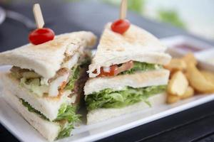 club sandwich sur parquet noir. photo