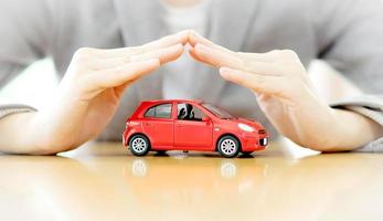 mains de femme d'affaires et voiture comme protection du concept de voiture photo