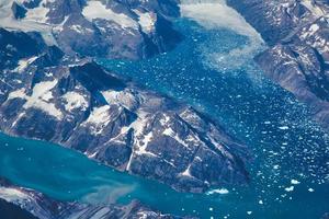 vue aérienne des glaciers et des icebergs pittoresques du groenland photo