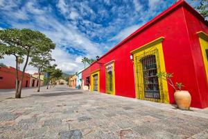 oaxaca, rues pittoresques de la vieille ville et bâtiments coloniaux colorés du centre-ville historique photo