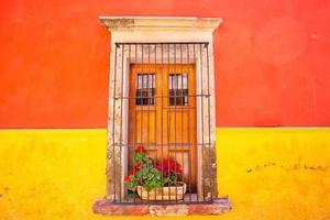 mexique, bâtiments colorés et rues de san miguel de allende dans le centre-ville historique photo