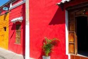 colombie, pittoresques rues colorées de cartagena dans le quartier historique de getsemani près de la ville fortifiée, ciudad amurallada, site du patrimoine mondial de l'unesco photo