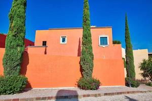 mexique, bâtiments colorés et rues de san miguel de allende dans le centre-ville historique photo