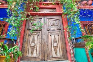 monterrey, bâtiments historiques colorés dans le centre de la vieille ville barrio antiguo en haute saison touristique photo