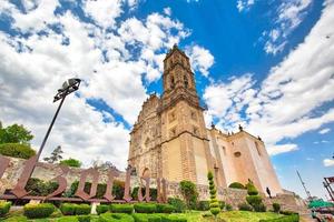 mexico, tepotzotlan, église pittoresque de francisco javier dans le centre-ville historique photo