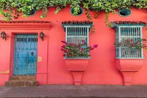 colombie, pittoresques rues colorées de cartagena dans le quartier historique de getsemani près de la ville fortifiée photo