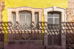 mexique, attractions touristiques de morelia de rues colorées et de maisons coloniales dans le centre historique photo