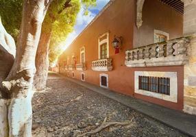 morelia, michoacan, rues colorées et maisons coloniales dans le centre-ville historique de morelia, l'une des principales attractions touristiques de la ville photo