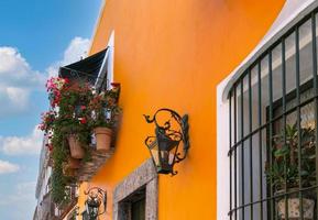 mexique, rues colorées de puebla et architecture coloniale dans le centre-ville historique de zocalo photo