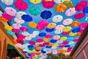 rues pittoresques de tlaquepaque pendant la haute saison touristique photo