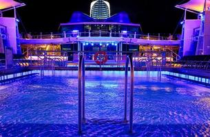 piscine de bateau de croisière la nuit sur le pont supérieur avec vue panoramique photo