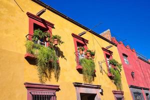 mexique, bâtiments colorés et rues de san miguel de allende dans le centre-ville historique photo