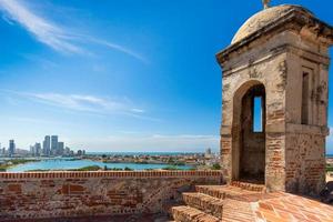 colombie, vue panoramique sur le paysage urbain de carthagène, ligne d'horizon moderne, hôtels et baies océaniques bocagrande et bocachica depuis le belvédère du château saint philippe photo