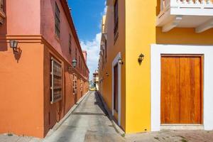 colombie, pittoresques rues colorées de cartagena dans le quartier historique de getsemani près de la ville fortifiée photo