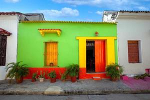 colombie, pittoresques rues colorées de cartagena dans le quartier historique de getsemani près de la ville fortifiée, ciudad amurallada photo