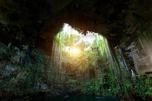 ik kil cenote situé dans le centre nord de la péninsule du yucatan, une partie du parc archéologique ik kil près de chichen itza photo