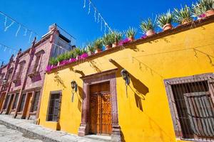 mexique, bâtiments colorés et rues de san miguel de allende dans le centre-ville historique photo