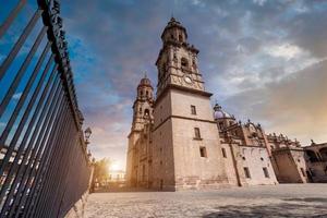 mexique, michoacan, célèbre cathédrale pittoresque de morelia située sur la plaza de armas dans le centre-ville historique photo